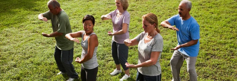 tai chi for back pain: Woman and a man doing tai chi